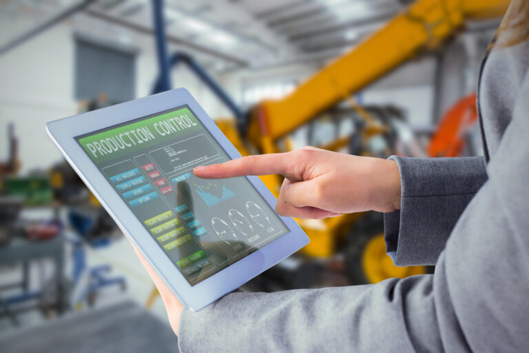 Imagem de um operador usando uma tecnologia similar ao sistema mes