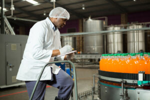 Homem fazendo a gestão da indústria de alimentos de acordo com as regulações exigidas
