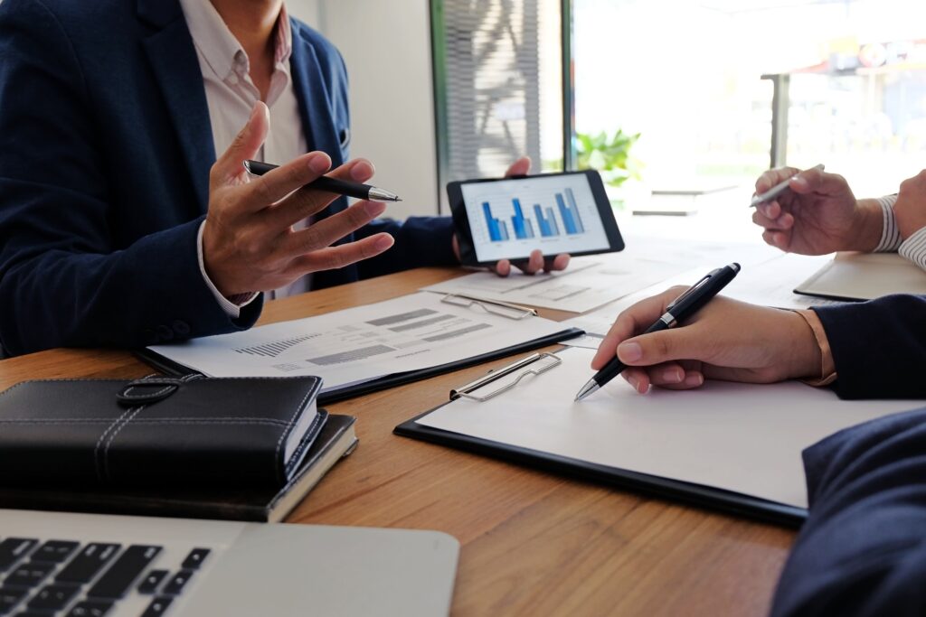 Gestores de fábrica discutindo estratégias de negócio como ciclo PDCA