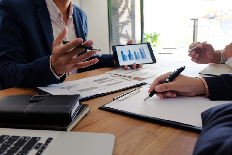 Gestores de fábrica discutindo estratégias de negócio como ciclo PDCA